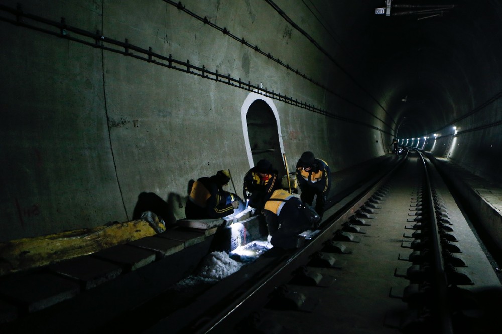 新龙铁路运营隧道病害现状